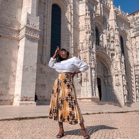 LAST ONE! GORGEOUS H&M Printed Pleated Satin Skirt - Picture 5 of 8